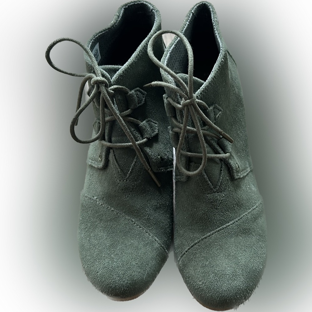 Barely worn Tom’s bootie